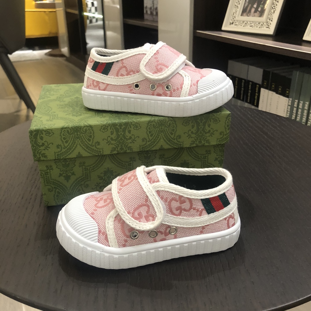 Children's shoes child